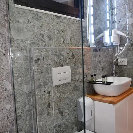 313 Center Tiran