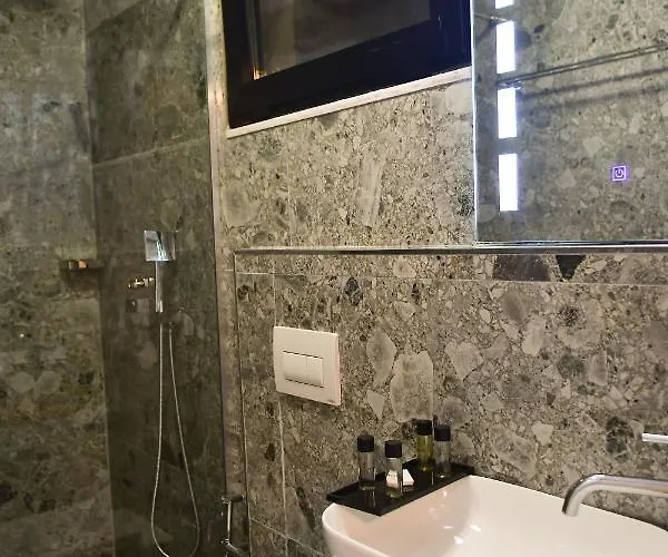 313 Center Hotel